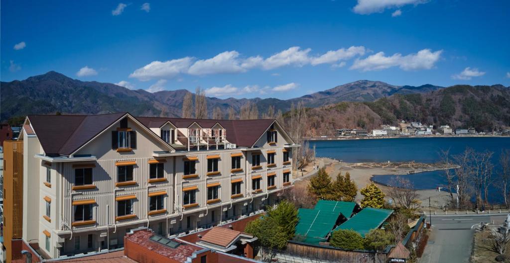 富士河口湖河口湖皇家酒店的享有湖泊和山脉景色的建筑