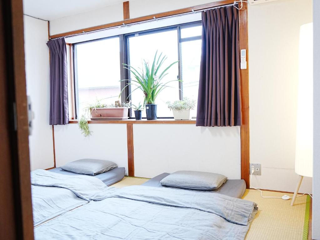 神户KOBE coffee hostel的带窗户的客房内的两张床