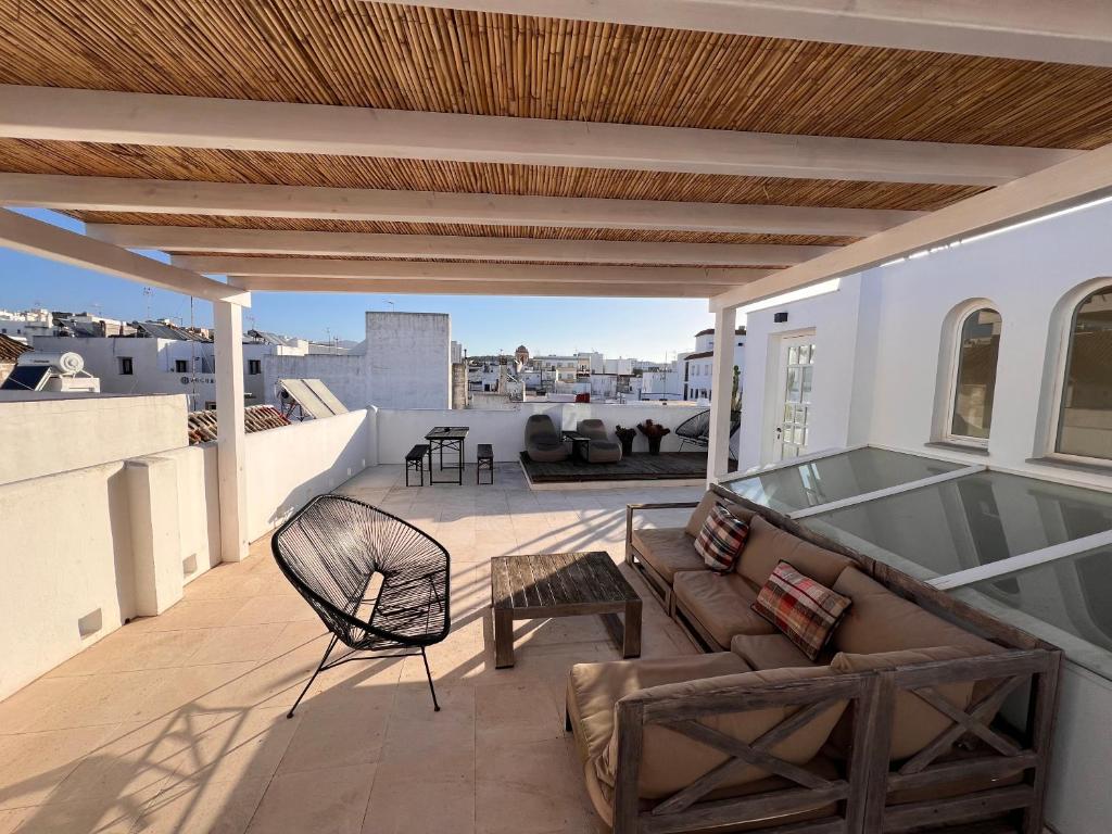 塔里法卡纳万恩公寓酒店的屋顶上带沙发和椅子的庭院