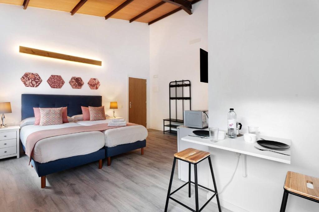 San LuisCasa Lomo Del Aire in Santa Cruz de Tenerife的一间卧室配有一张床和一张书桌