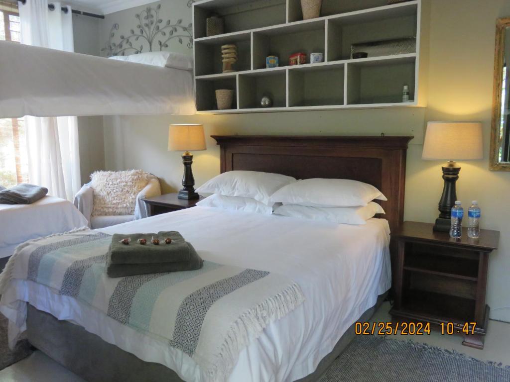 比勒陀利亚Beni Apartment的卧室配有一张大白色的床和大床头板