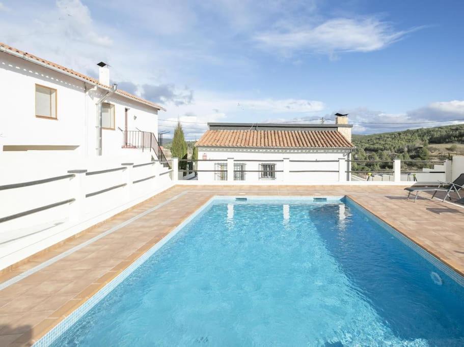 蓬通斯Ca La Carmina的一座房子后院的游泳池