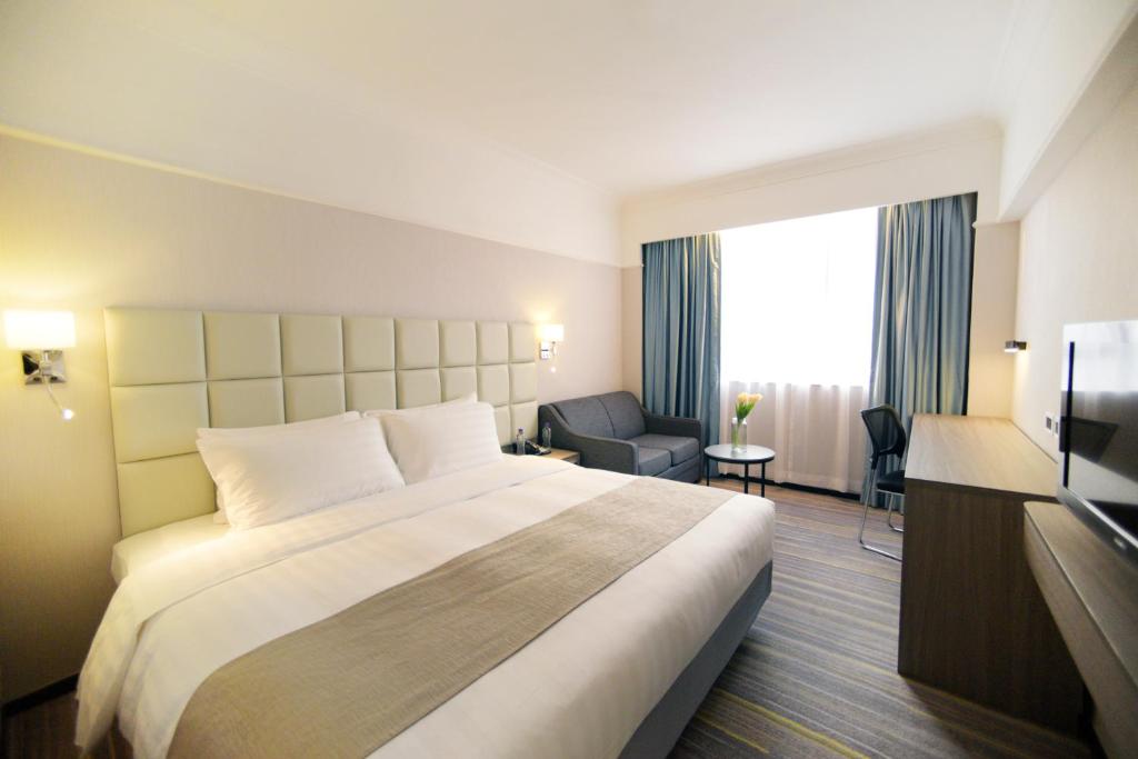 香港悦来酒店的酒店客房设有一张大床和一台电视。