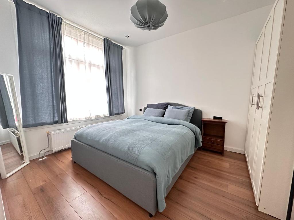 鹿特丹Cozy Corner in Rotterdam的一间卧室设有一张床和一个大窗户