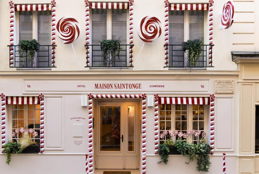 巴黎Maison Saintonge的一座建筑的外墙,里面设有一家牛奶三明治店