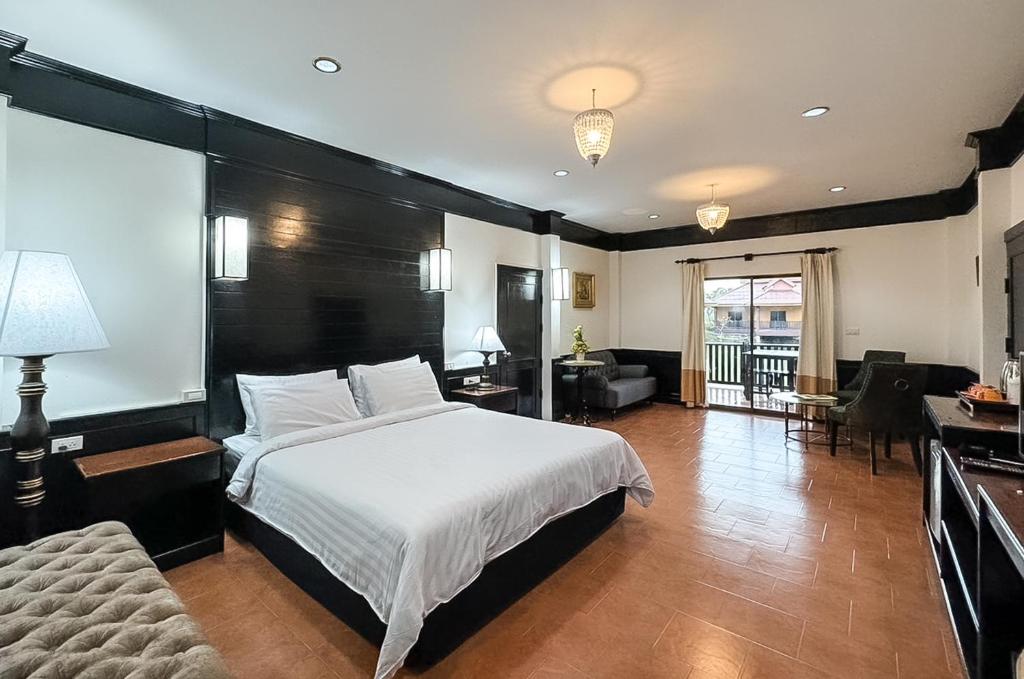 美塞斯拉曼尼温泉度假村的一间带大床的卧室和一间客厅