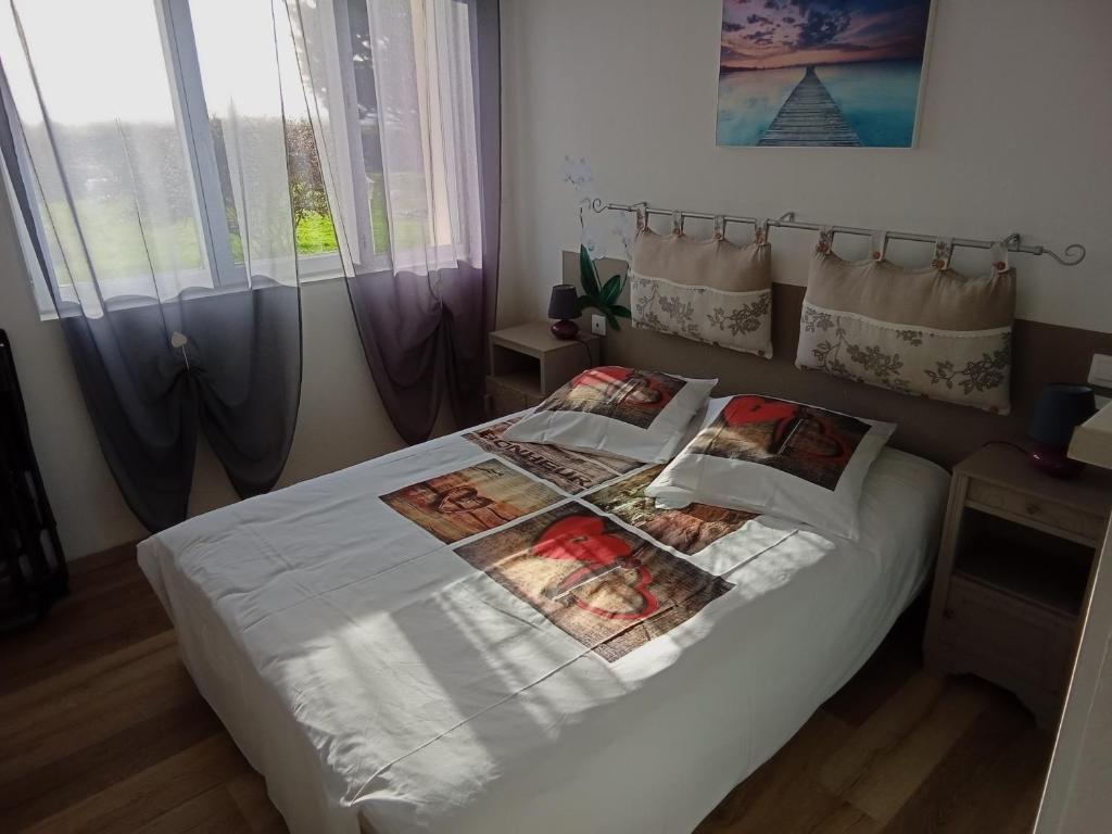 滨海卡约gite repos et tranquillité P的一间卧室配有带白色床单和枕头的床。