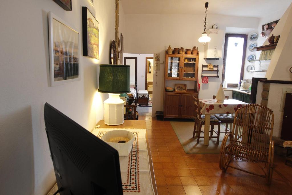 卡斯蒂戈隆·多尔希亚Casa Isma的带电视的客厅和用餐室