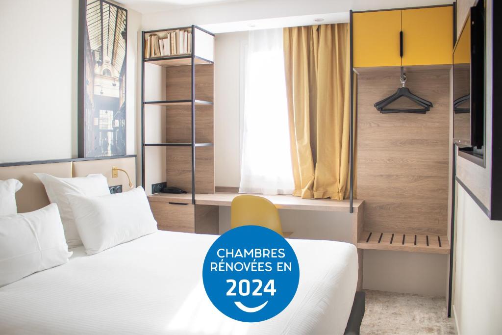 布鲁瓦布卢瓦 - 乐普里玛布里特酒店的酒店客房设有两张床,标有商会评委的标志