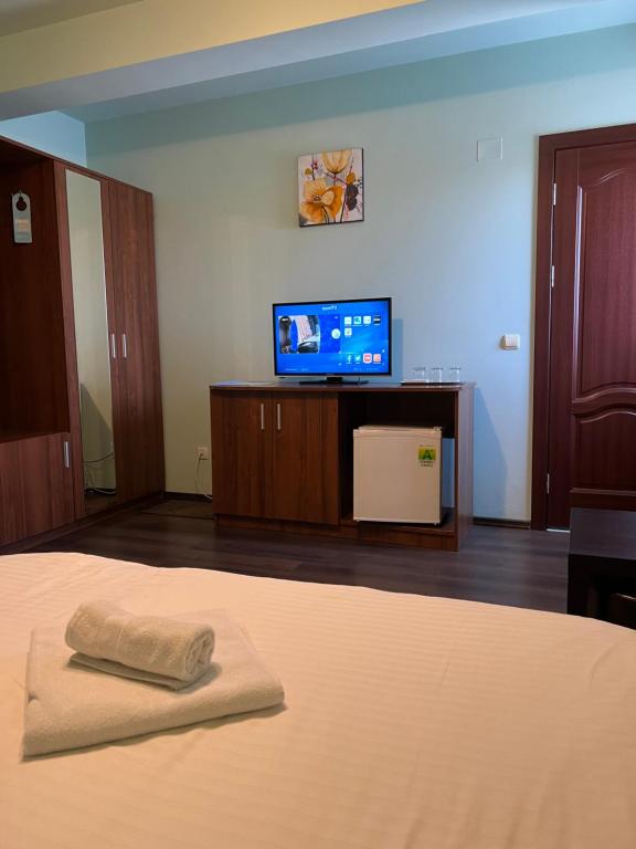 VideleCasa Verde的一间卧室配有一张床和一台平面电视