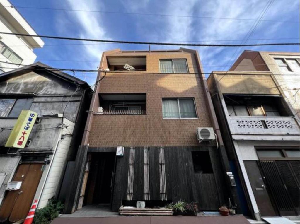 东京浅草・花豆HOTEL的黑色门的高砖建筑