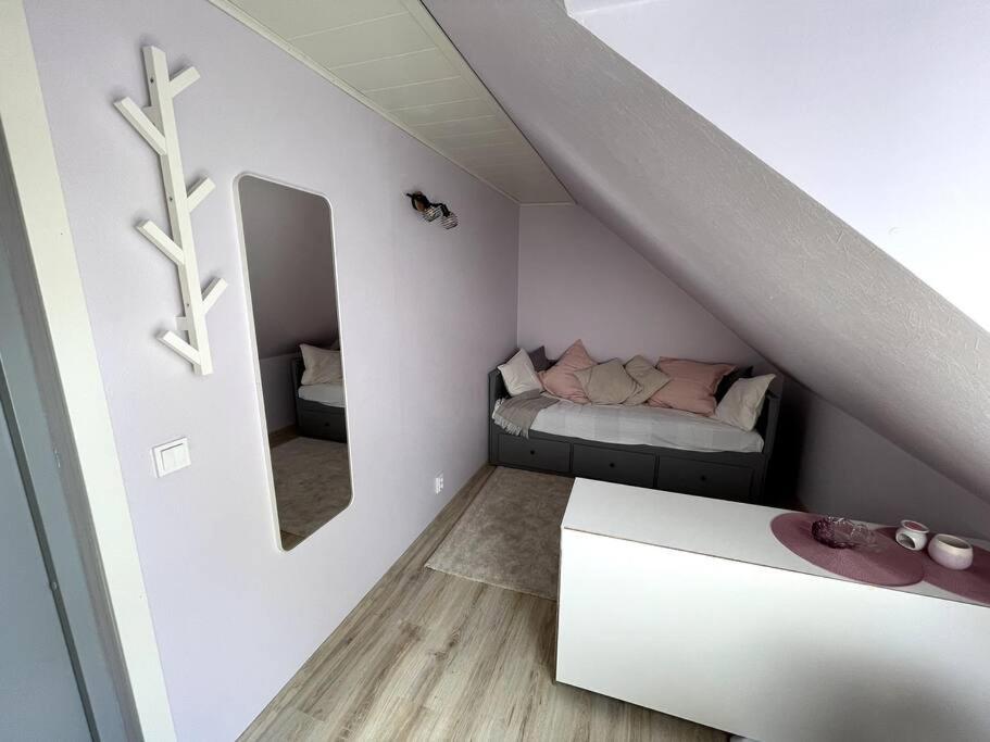 拉普拉Small & Cozy Studio Apartment - WiFi & Free Parking的一间小房间,阁楼上配有一张床