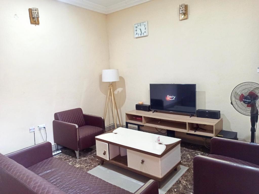 AkwaBravo Apartment, Awka的带沙发和电视的客厅