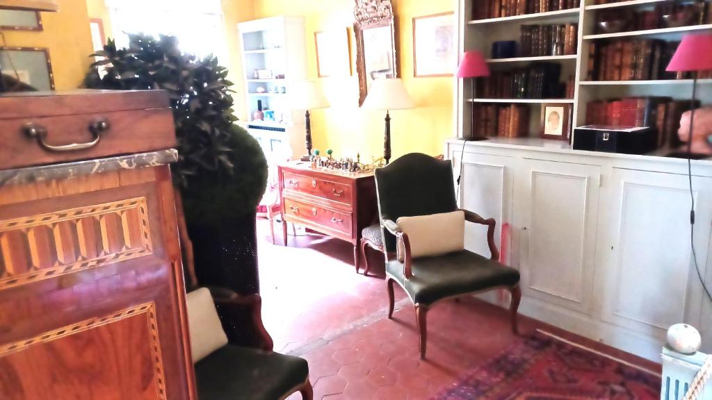 巴黎Marceau的客厅配有2把椅子和书桌