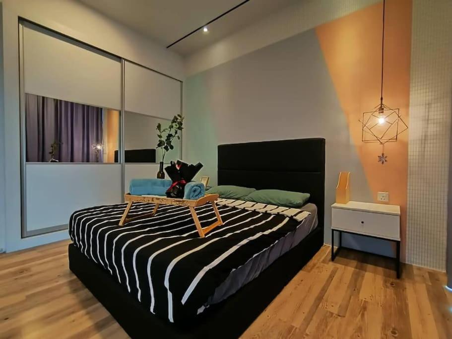 古晋Mupify Homestay Gala City Gala Residences A4的一间卧室配有一张大床,上面有桌子