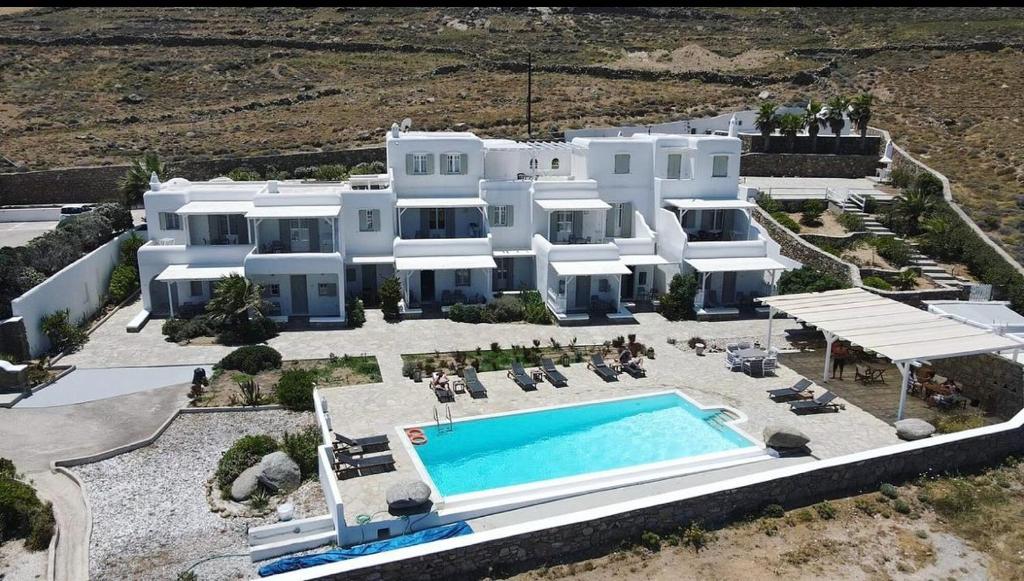 帕诺尔莫斯米科诺斯亚克索斯住处酒店的享有带游泳池的大型白色房屋的空中景致