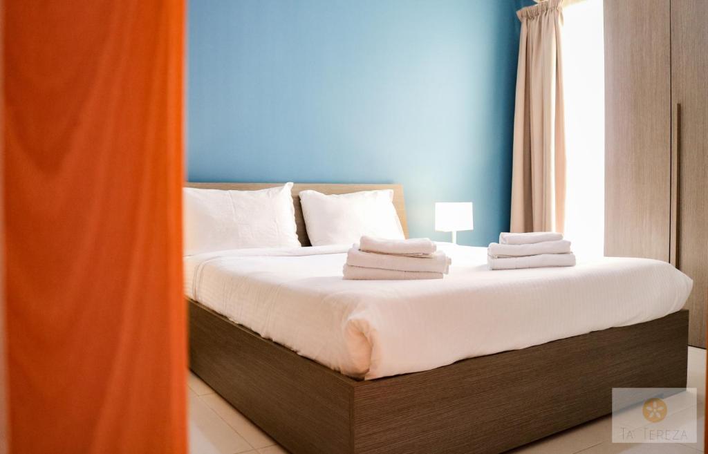 圣朱利安斯Ta' Tereża Seafront Apartments的一间卧室配有带毛巾的床