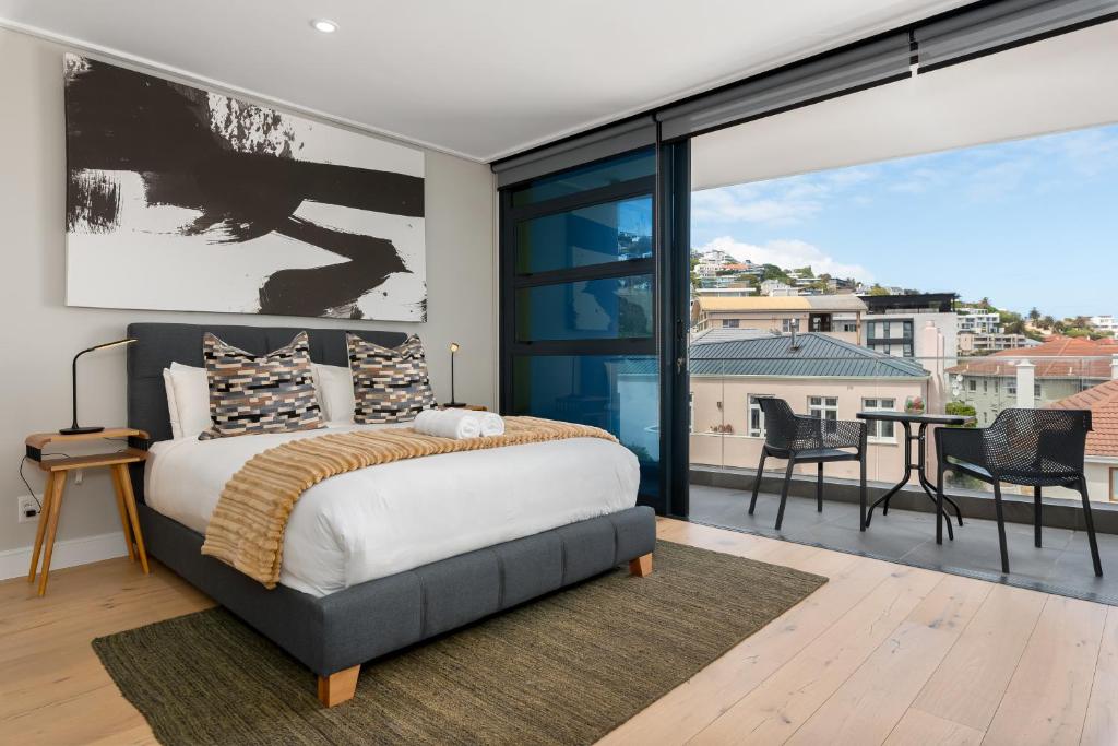 开普敦Ocean & Mountain Views From Bantry Bay Apartment的一间卧室设有一张床和一个大窗户