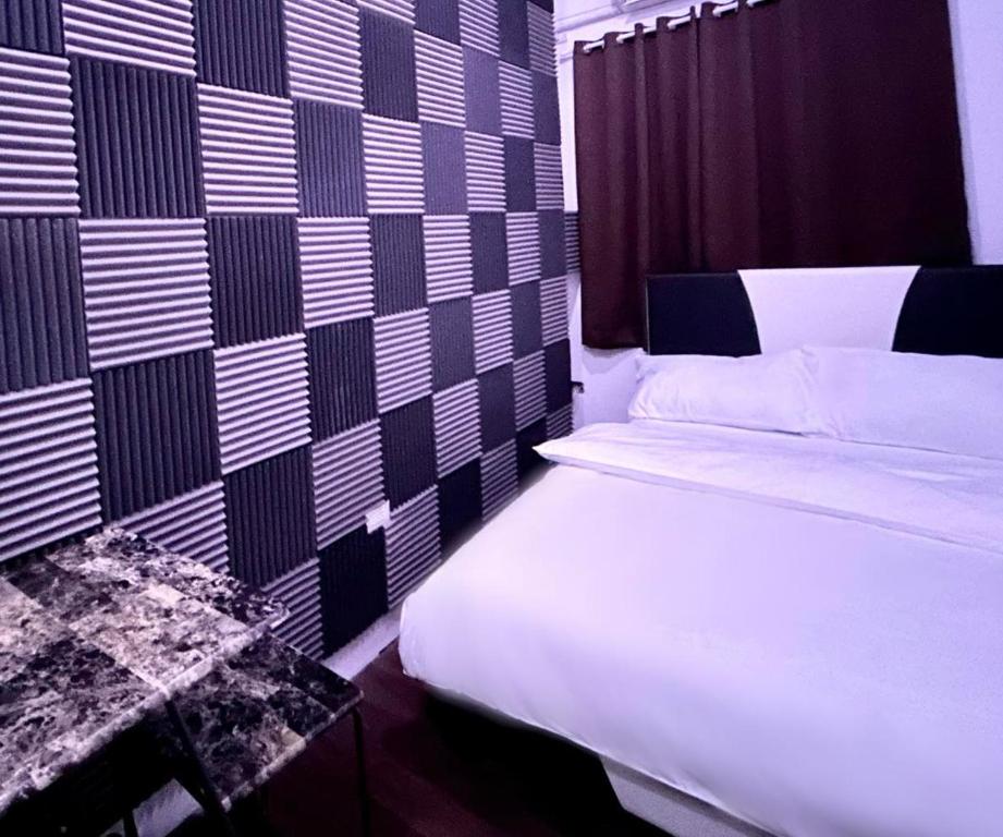 马尼拉Private room with AC and fan at EKG House Rental的一间卧室设有一张床和黑白墙