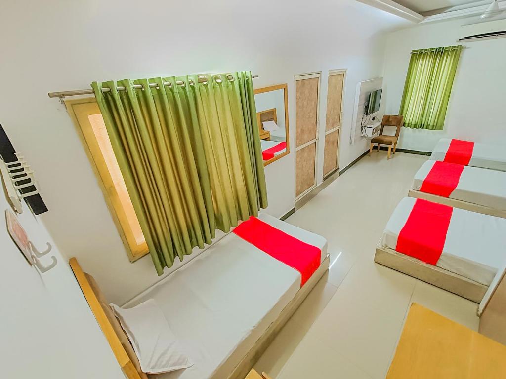 普杰Usha Residency的一间卧室设有两张床和窗户。
