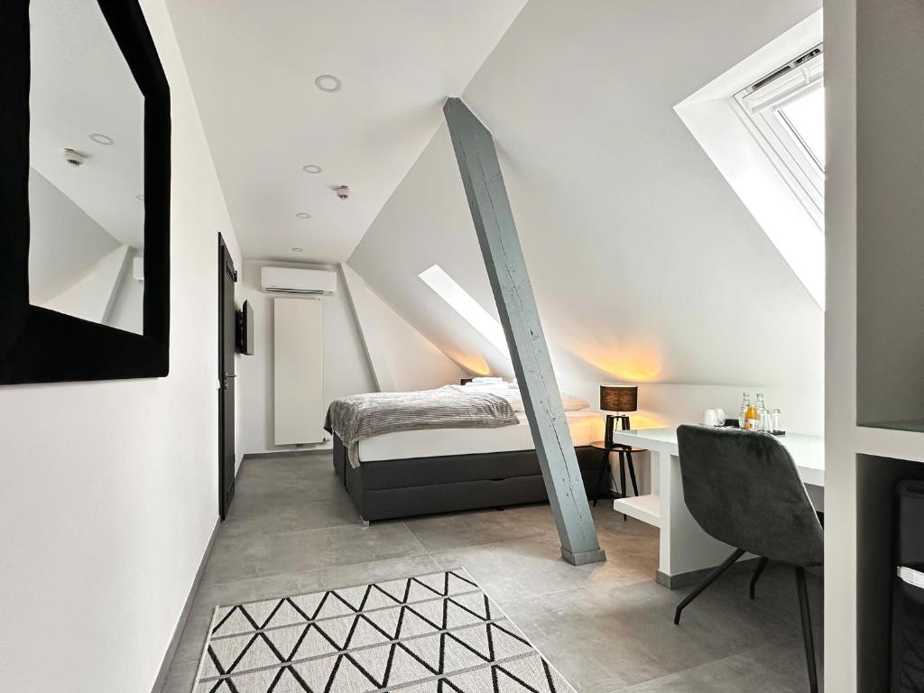 锡根Si-View Doppelzimmer Siegen Zimmer 15的阁楼卧室配有1张床和1张书桌