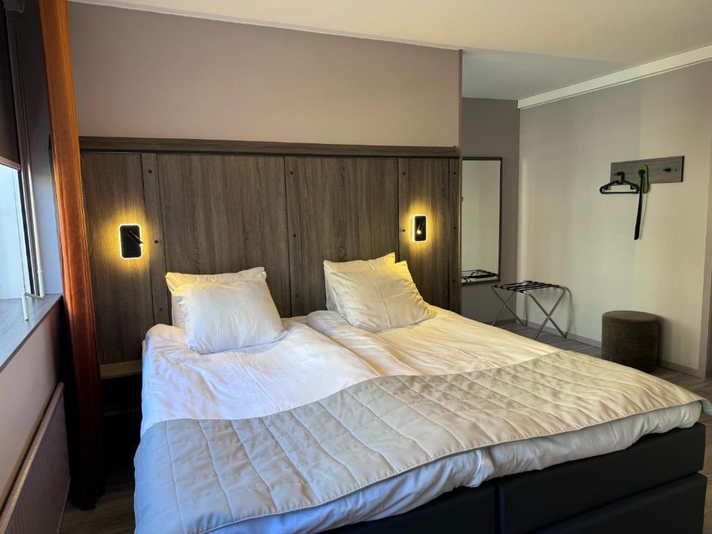 厄勒布鲁City Central Hotel Örebro by First Hotels的卧室配有一张带白色床单和枕头的大床。