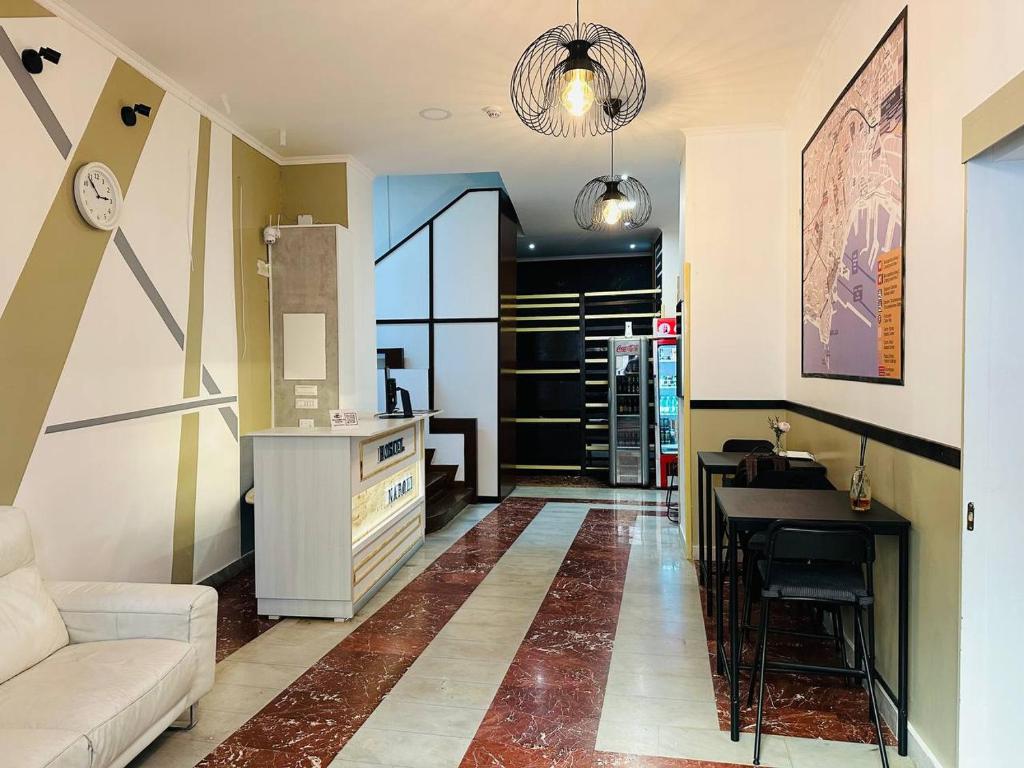 那不勒斯Hello Naples的客厅配有沙发和桌子