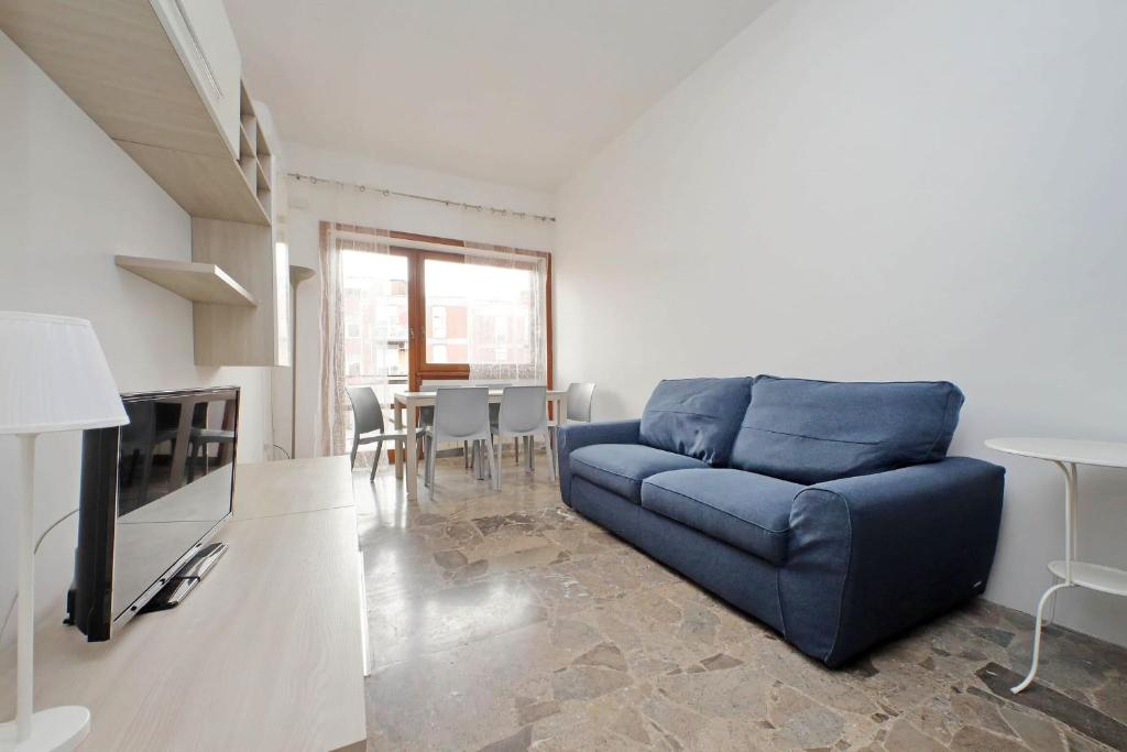 罗马Cerreto Di Spoleto的客厅配有蓝色的沙发和桌子
