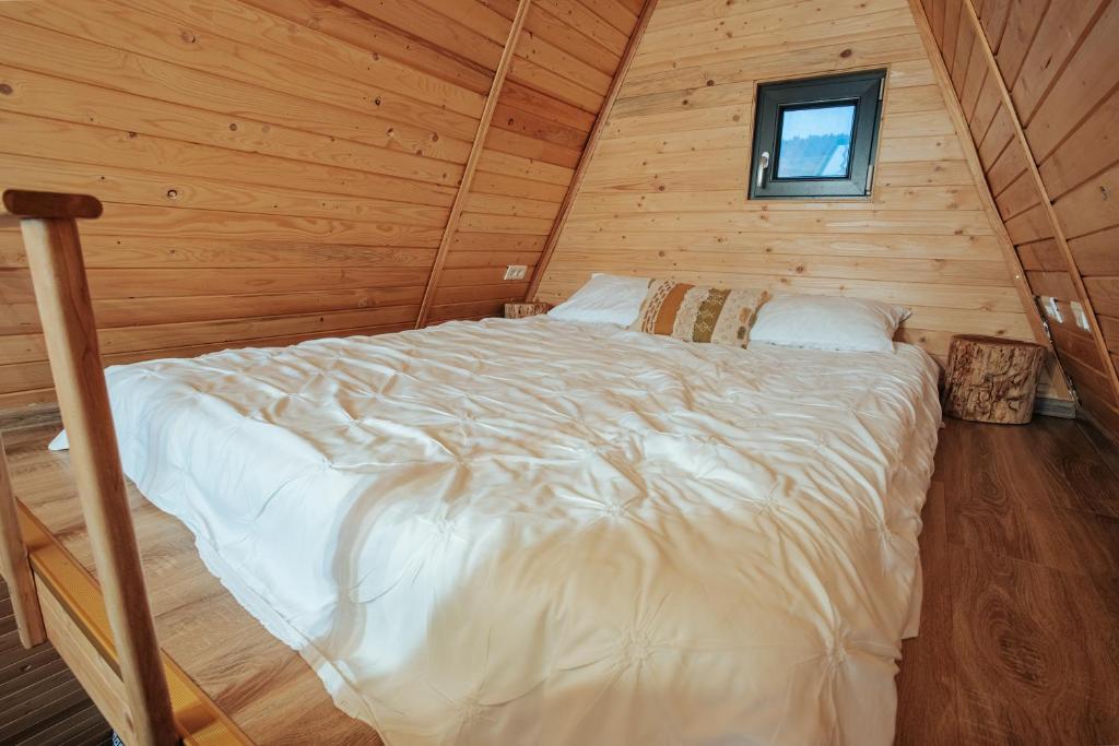 皮亚特拉-尼亚姆茨Casuta Mea的小木屋内一间卧室,配有一张床