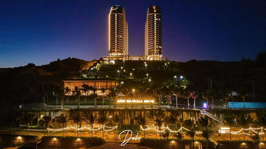 潘切APEC MANDALA CDT - Resort的夜晚两座高楼的景色