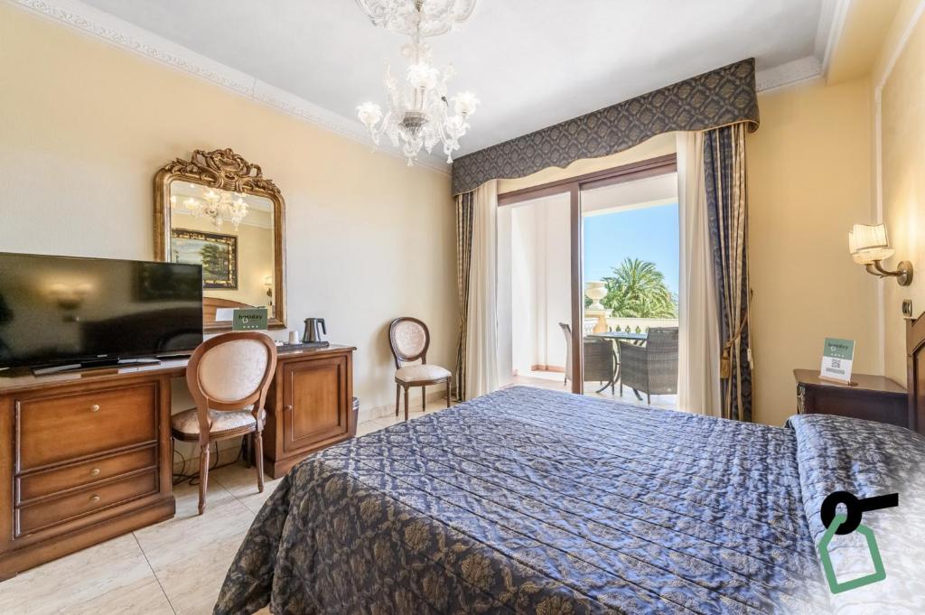 奥尔比亚HOTIDAY Hotel Olbia的一间卧室配有一张床、一台电视和一面镜子