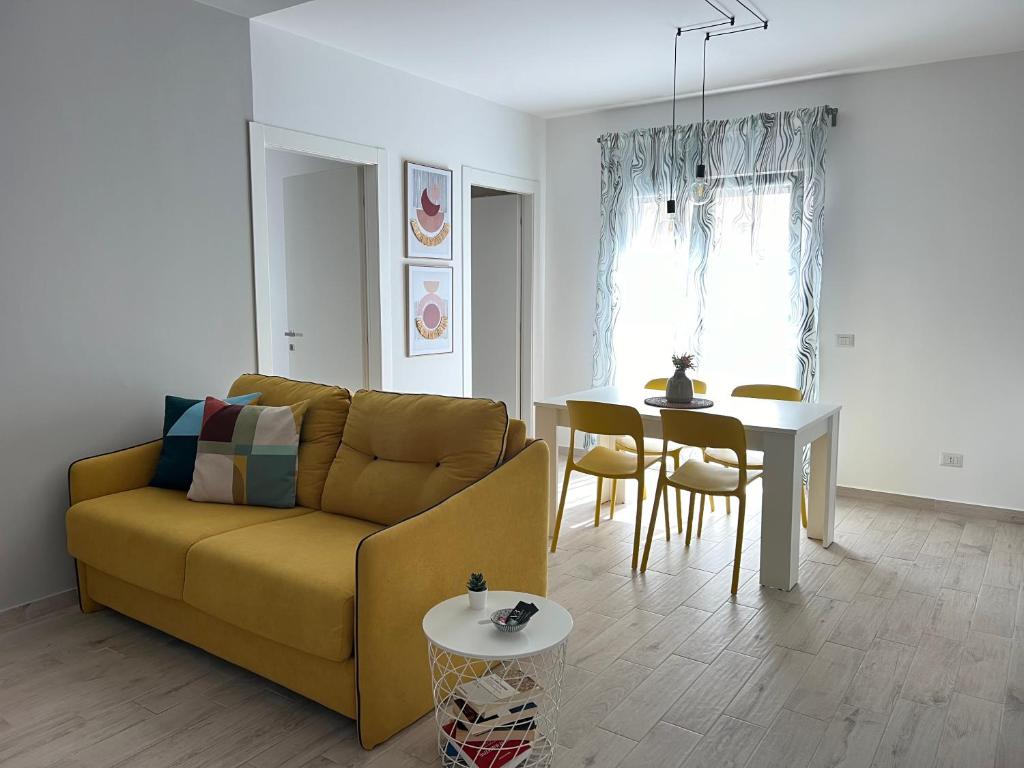 马扎拉德尔瓦洛Volturno3 Suites & more的客厅配有沙发和桌子