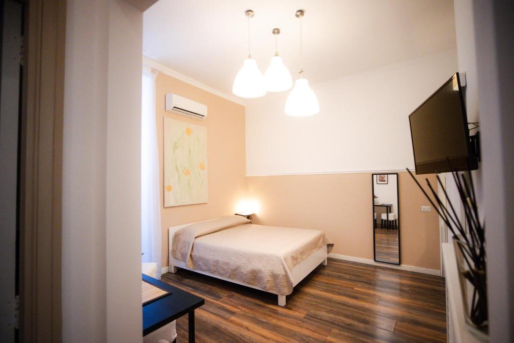 那不勒斯Casa Matys的一间卧室配有一张床和一台平面电视