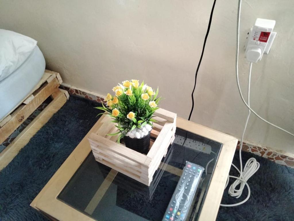 奈瓦沙M&M HOMES的木板箱,桌子上放着一束鲜花