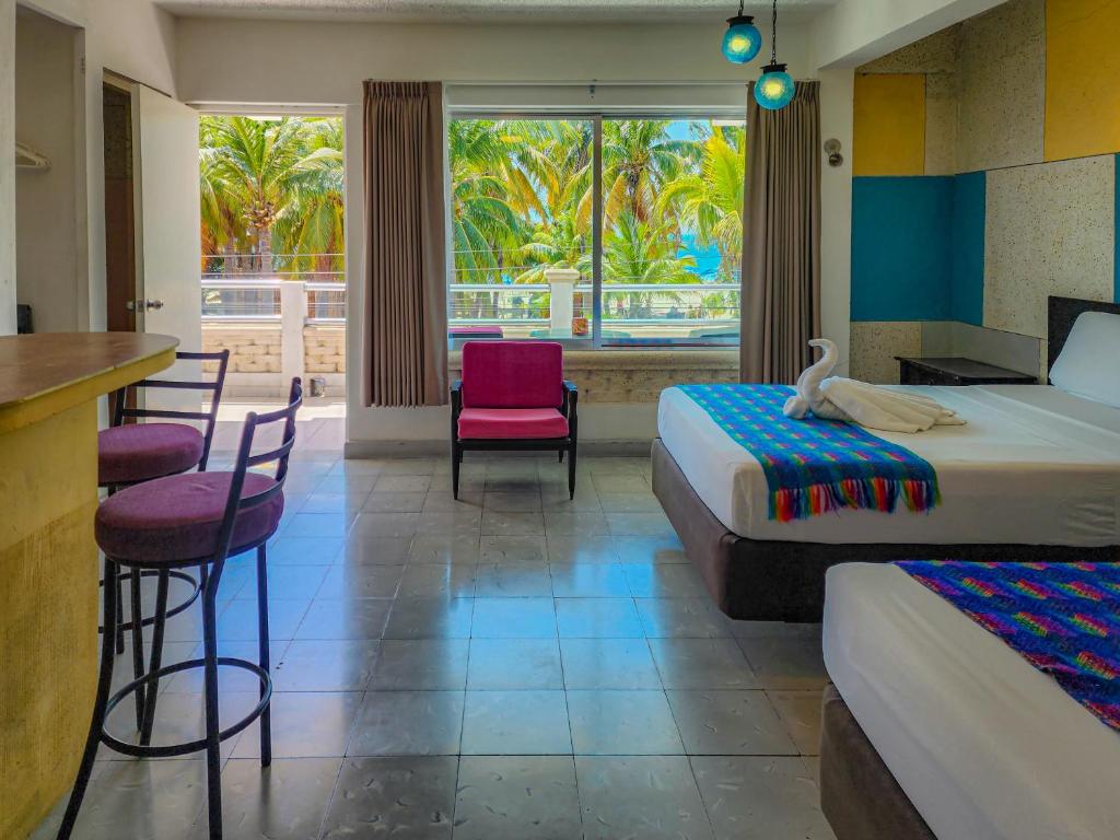 女人岛Antillas的酒店客房带两张床,还有一间酒吧