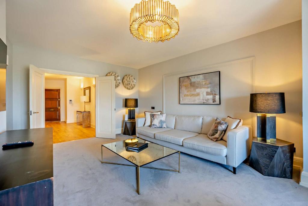 伦敦Regents Park Apartments的客厅配有沙发和桌子