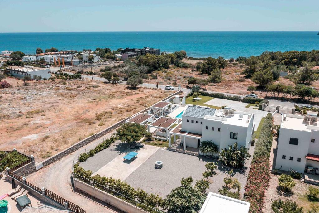 佩基罗德Oneiro Villa - Voted the best Villa in Rhodes, Greece!的建筑和海洋的空中景观