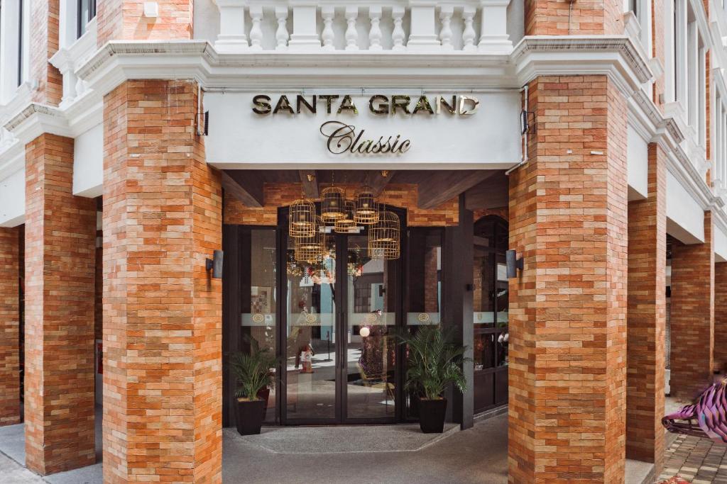 吉隆坡Santa Grand Classic Kuala Lumpur, Chinatown的一座建筑,上面有标志,上面有读桑塔大诊所的标志