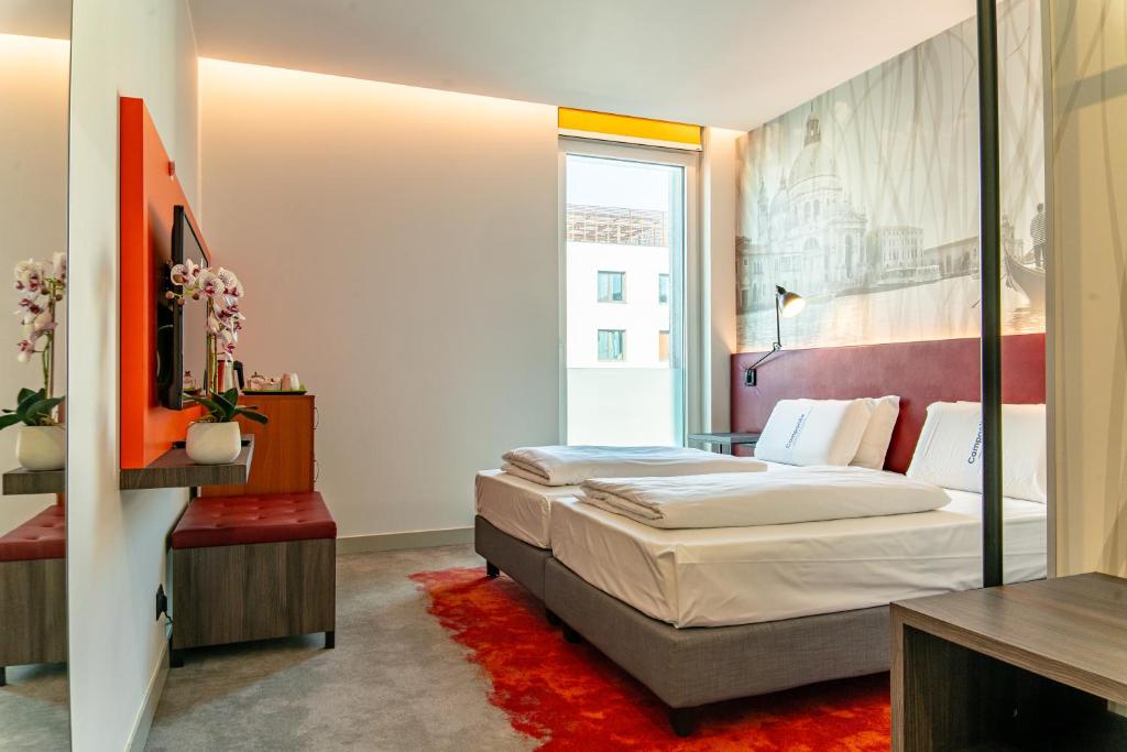 梅斯特Campanile Venice Mestre的一间卧室设有一张床和一个大窗户