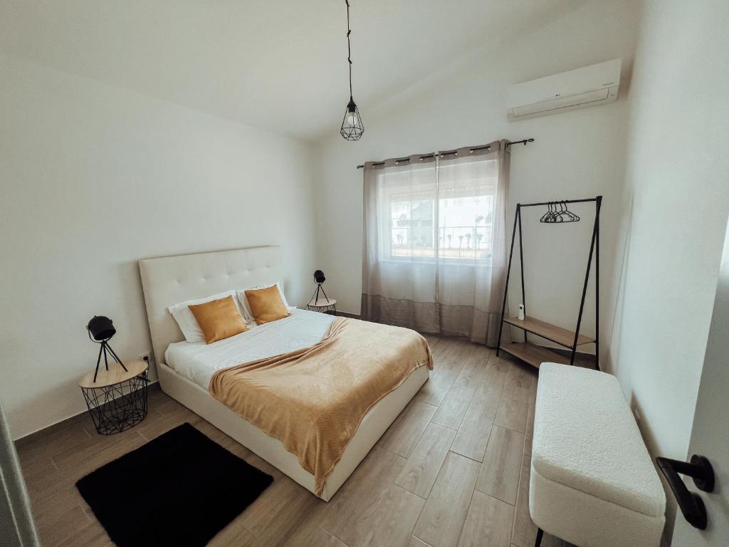 阿尔热祖尔Casa Dom Simões的白色的卧室设有床和窗户