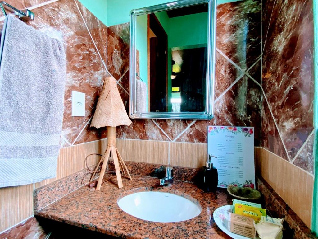伦索伊斯Hospedaria do Tom的一间带水槽和镜子的浴室