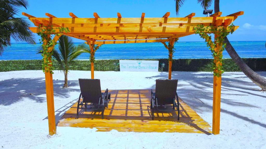 平圭The Zanzibar Beach House-North的海滩凉亭下的两把椅子