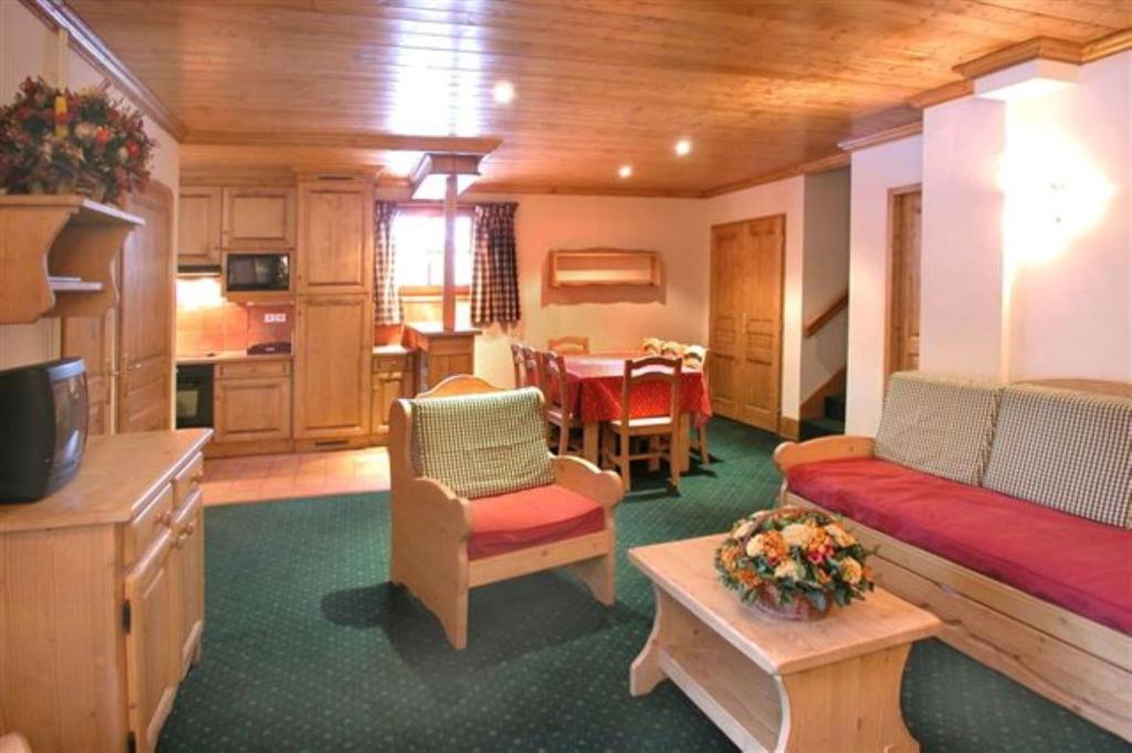 莱德萨阿尔卑斯Alpina Lodge - 02 - Appart rdc duplex - 8 pers的带沙发的客厅和用餐室