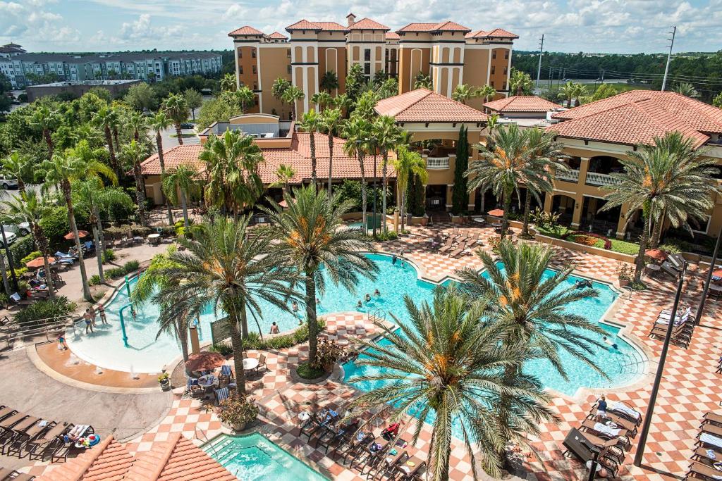 奥兰多Floridays Orlando Two & Three Bed Rooms Condo Resort的享有度假村的空中景致,设有游泳池和棕榈树