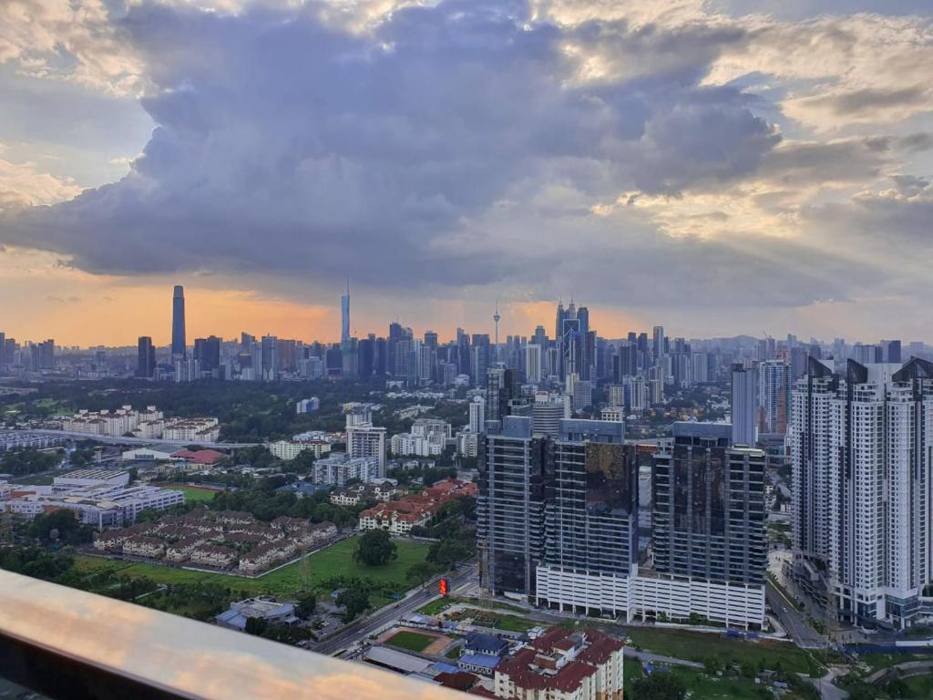 吉隆坡Reizz Residence By Luxury Suites的城市空中景观高楼