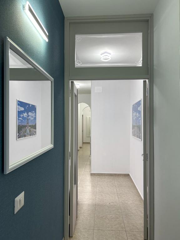 坎波巴索Puzzle Rooms的走廊设有蓝色的墙壁和带镜子的天花板