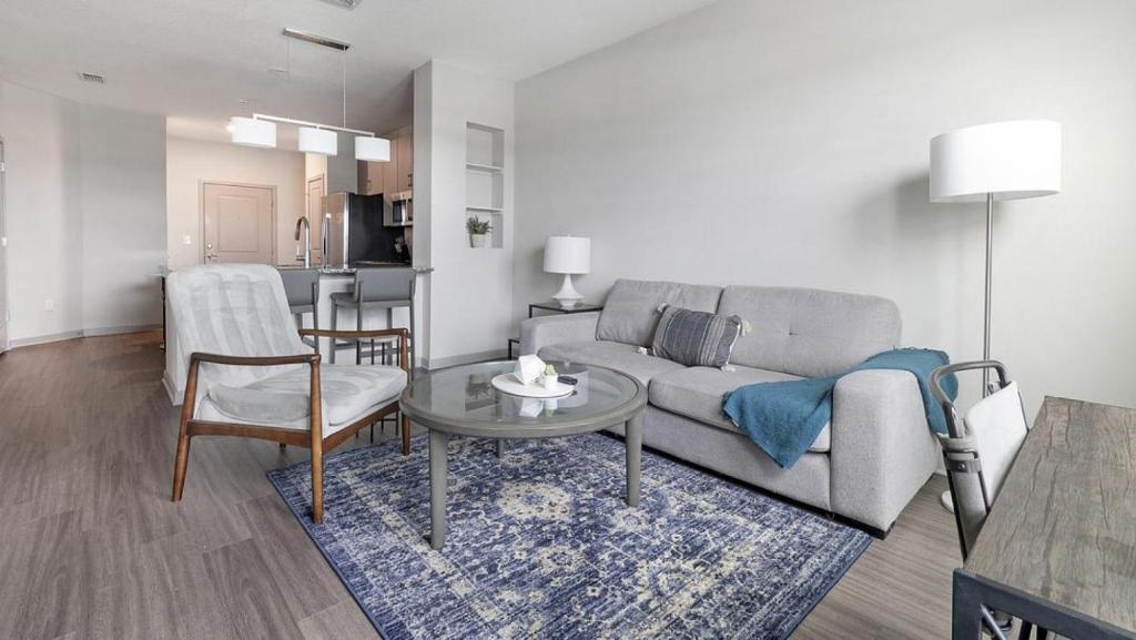 MiddleburgLanding Modern Apartment with Amazing Amenities (ID1239X542)的客厅配有沙发和桌子