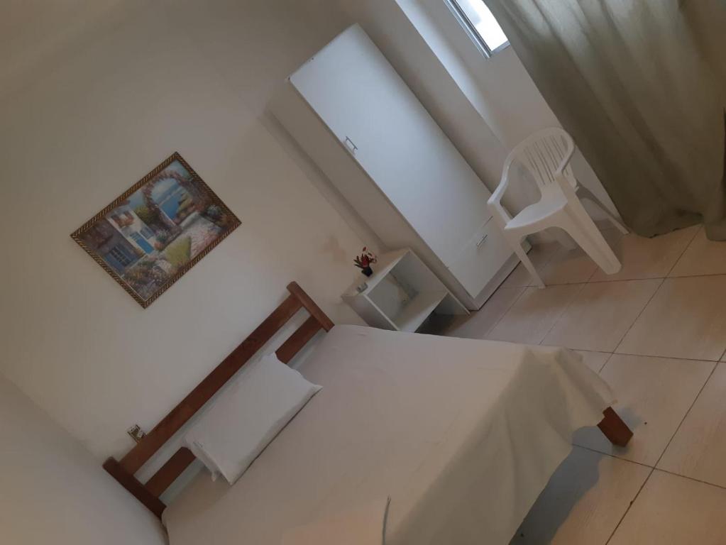 萨尔瓦多Hotel Itapuã Al Mare的白色的客房配有桌子和椅子