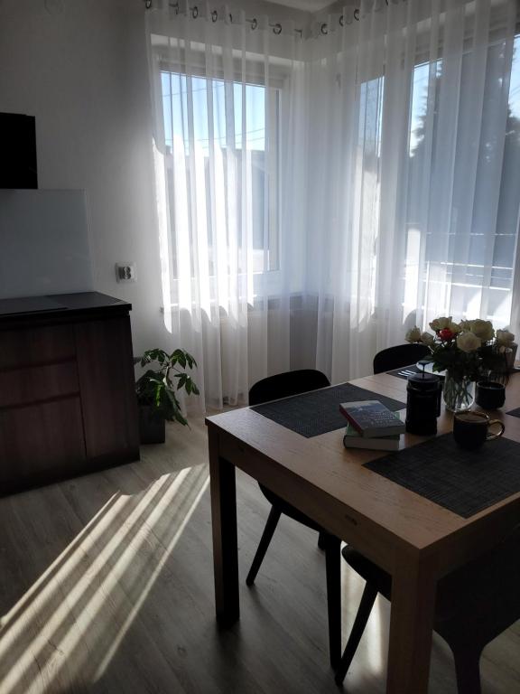 文盖尔斯卡－古尔卡Apartament BESKIDLOVE的客厅配有桌子和窗帘