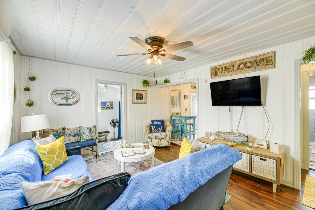 罗克波特Cozy Texas Cottage Less Than 2 Mi to Rockport Beach!的客厅配有蓝色的家具和吊扇